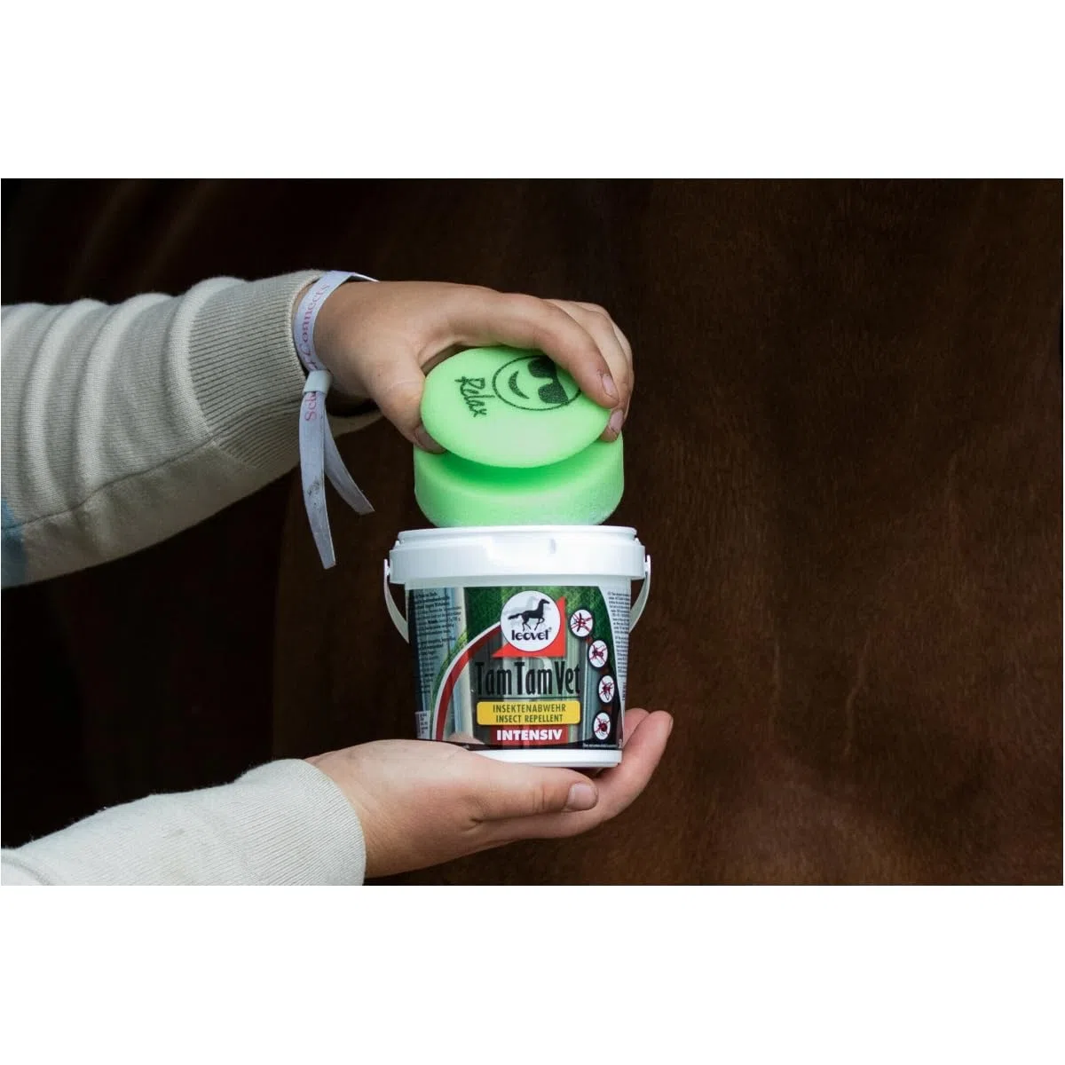 RL24 leovet - Tam Tam Vet Intensiv Gel | Insektenschutz für Pferde | Insektenabwehr mit 4-Fach verstärkter Wirkdauer | Schutz vor Mücken, Bremsen & Zecken | 1 x 500 ml Eimer mit Schwamm